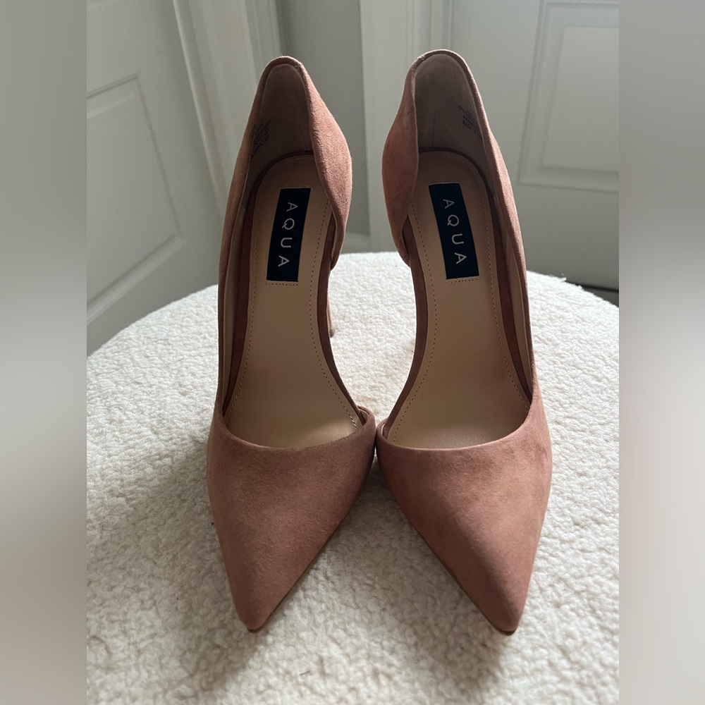 Nude pumps